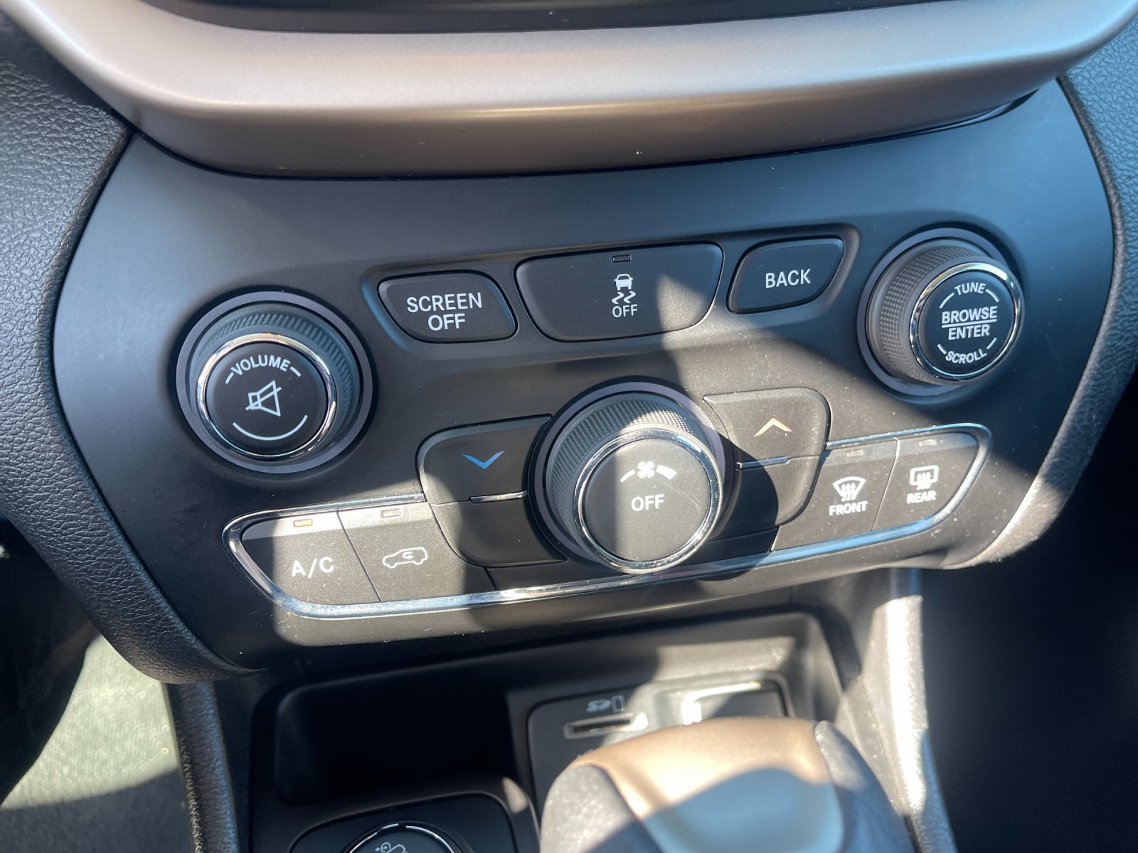 Used 2017 Jeep Cherokee Latitude w/ Safety/Convenience Group AWD/4WD image 24
