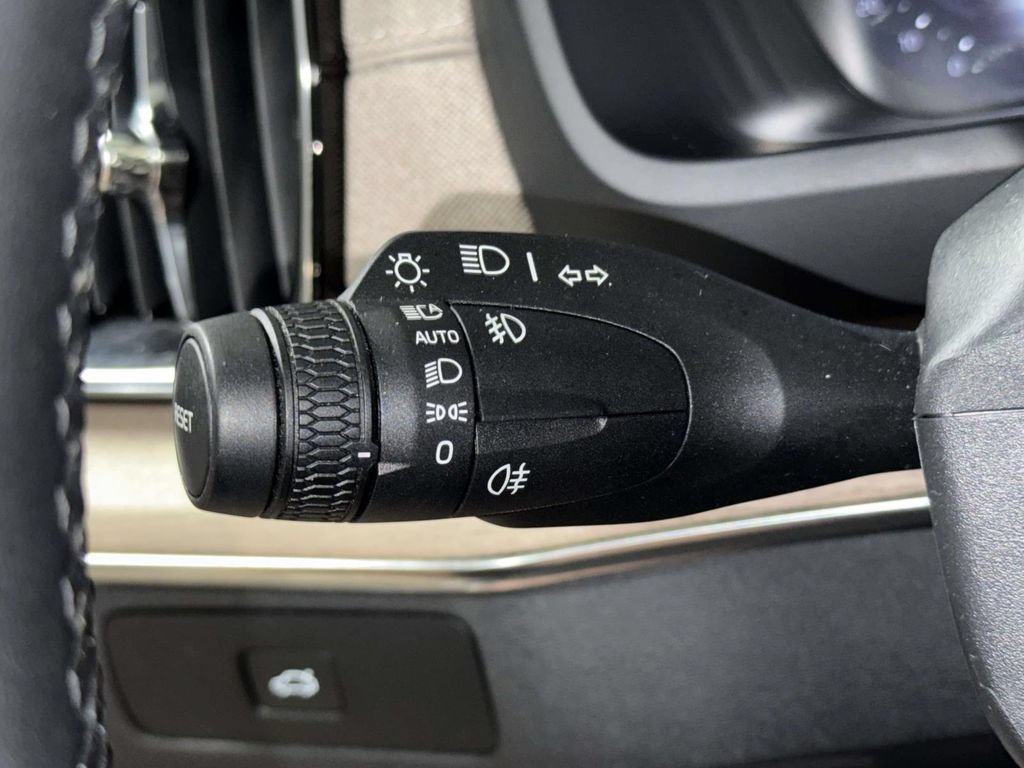 Used 2025 Volvo XC90 B6 Plus AWD/4WD image 28