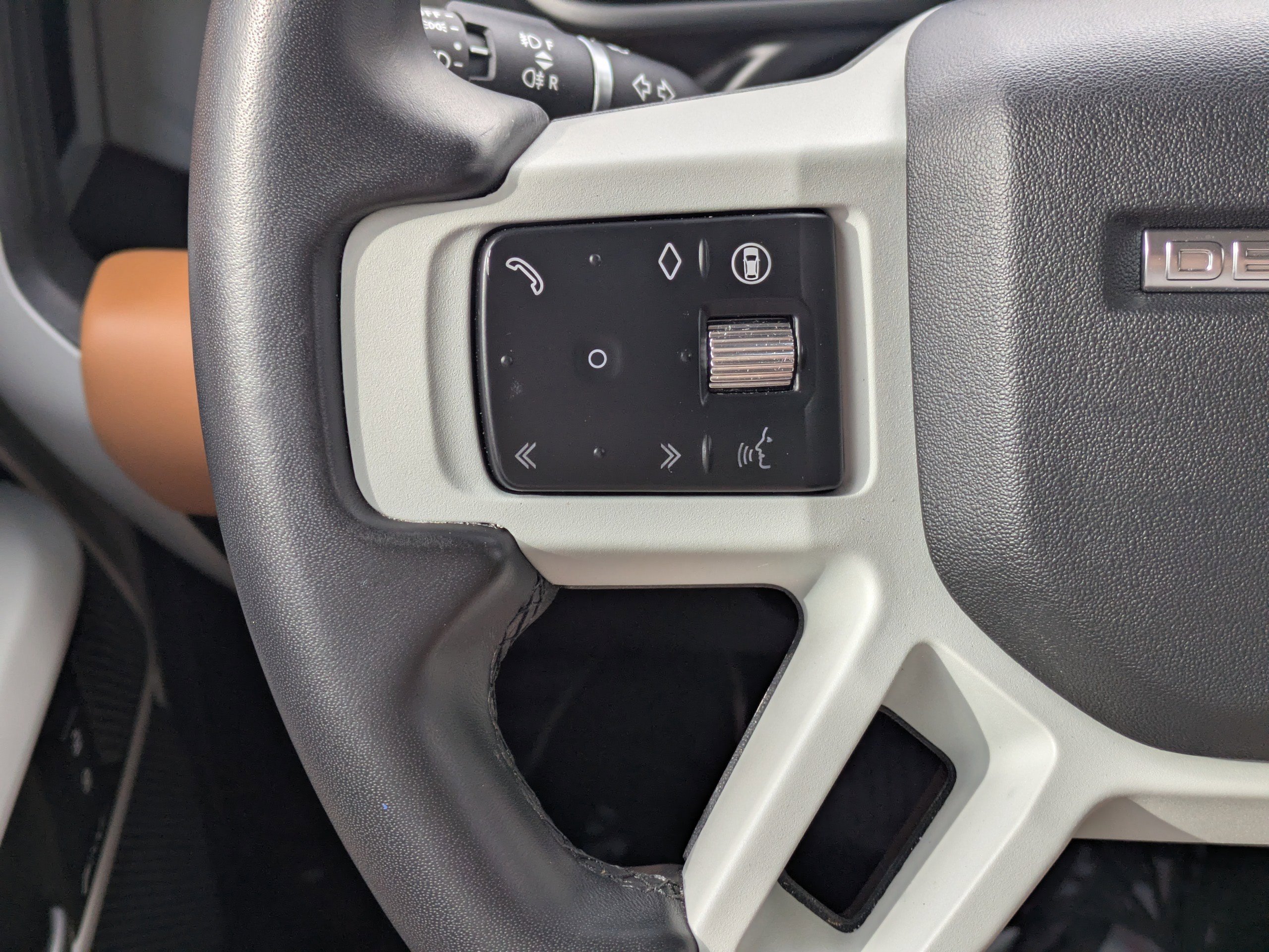 Used 2024 Land Rover Defender 110 SE image 17