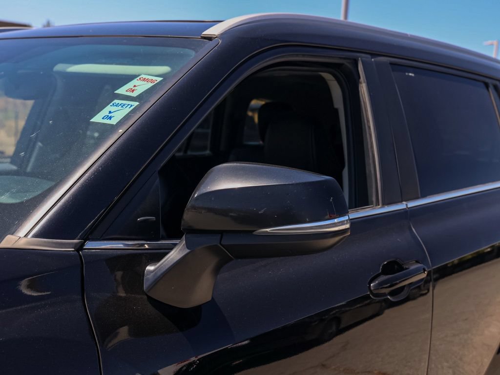 Used 2023 Toyota Highlander XLE FWD image 12