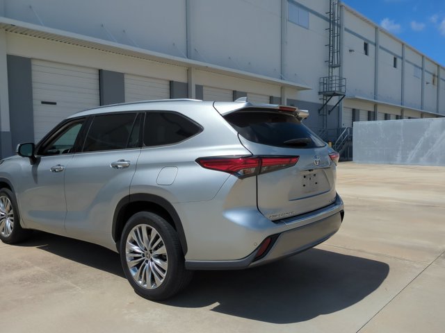 Used 2023 Toyota Highlander Platinum FWD image 7