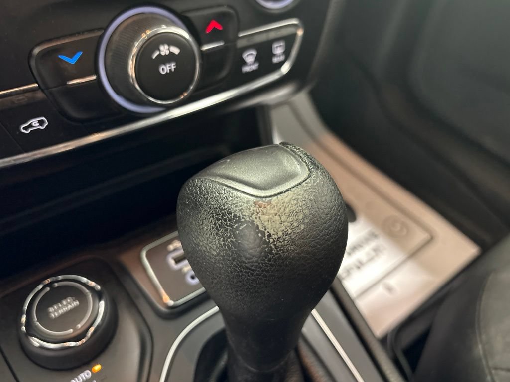 Used 2019 Jeep Cherokee Latitude w/ Cold Weather Group AWD/4WD image 23