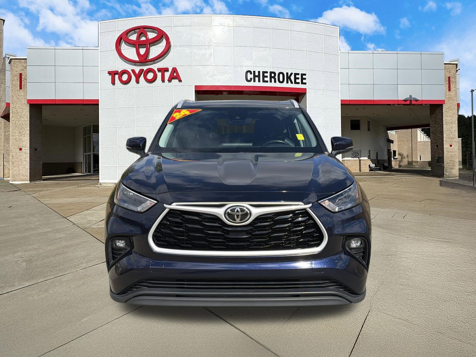 Used 2024 Toyota Highlander XLE FWD image 2