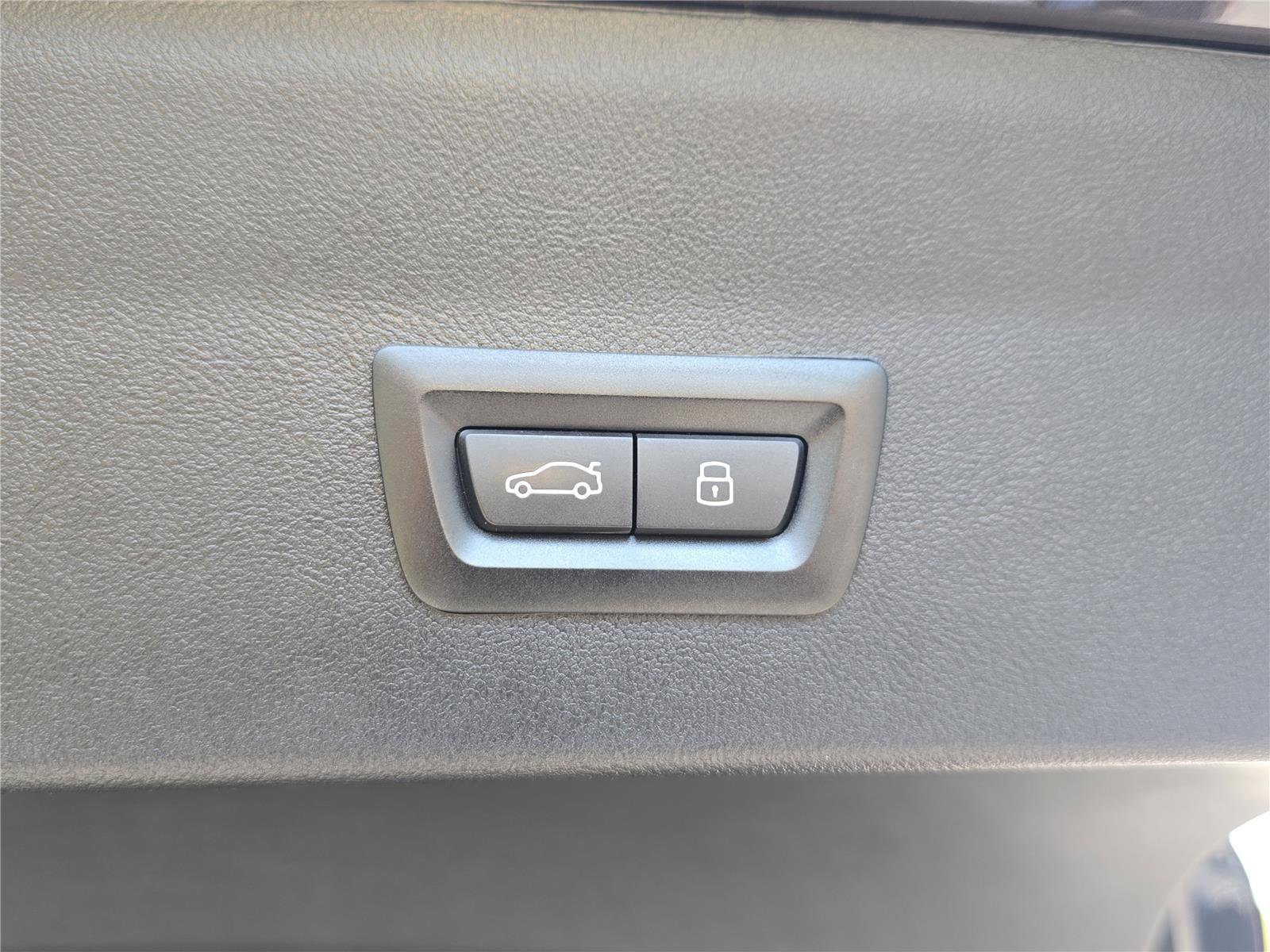 Used 2023 BMW X4 xDrive30i w/ Convenience Package image 9