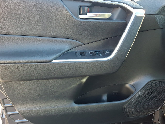 Used 2022 Toyota RAV4 XLE AWD/4WD image 11