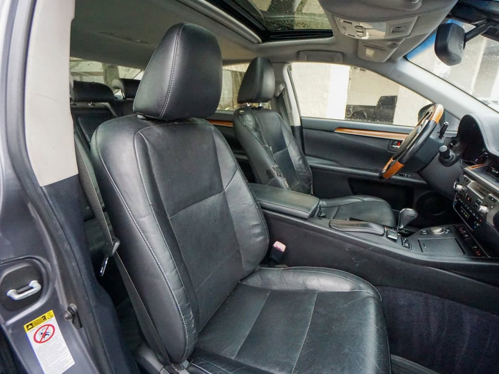 Used 2014 Lexus ES 300h w/ Luxury Package w/Bamboo Trim image 30