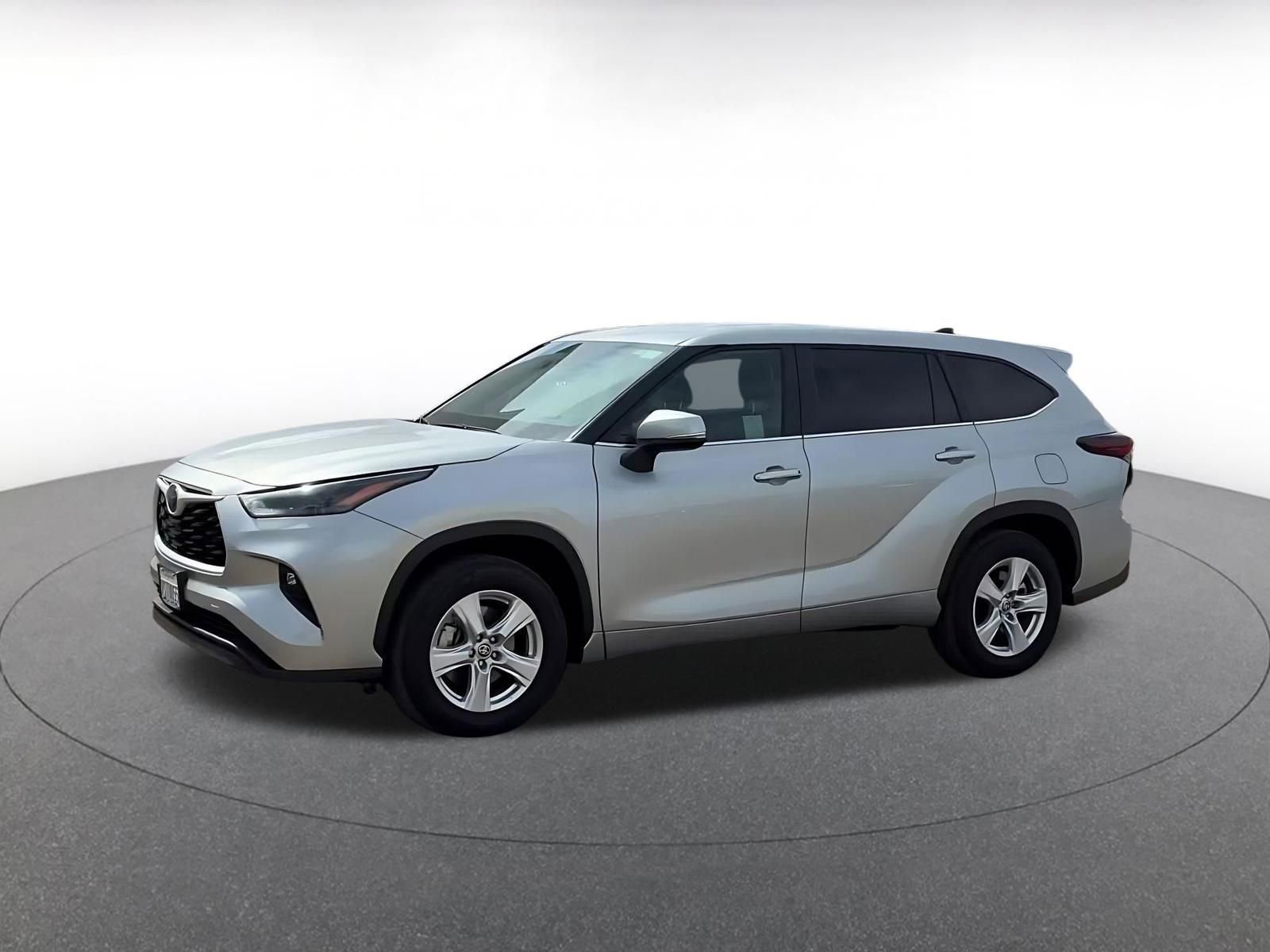 Used 2025 Toyota Highlander LE FWD image 8