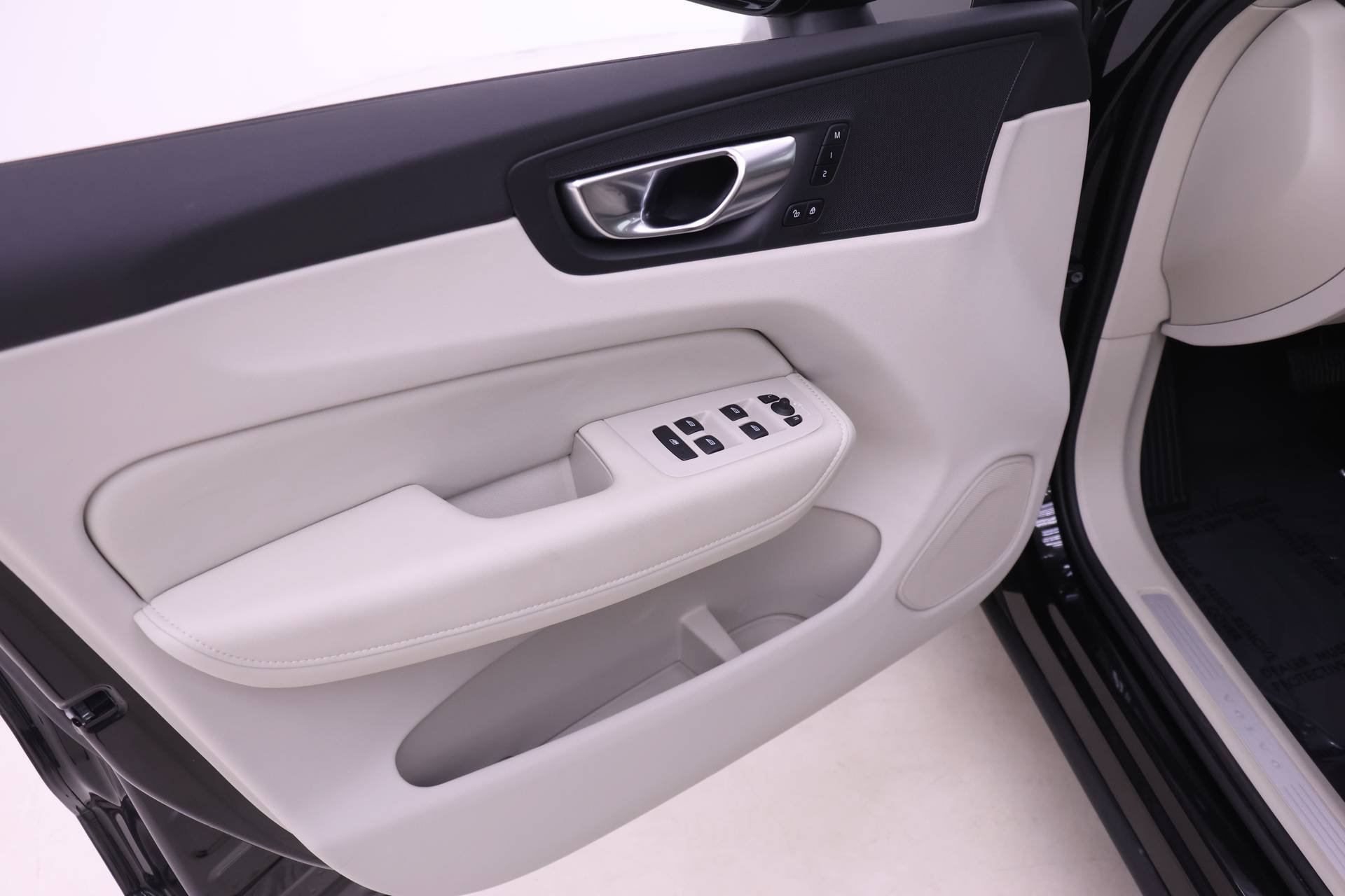 Certified 2025 Volvo XC60 B5 Core AWD/4WD image 12