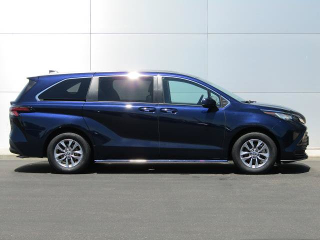 Used 2022 Toyota Sienna LE AWD/4WD image 6