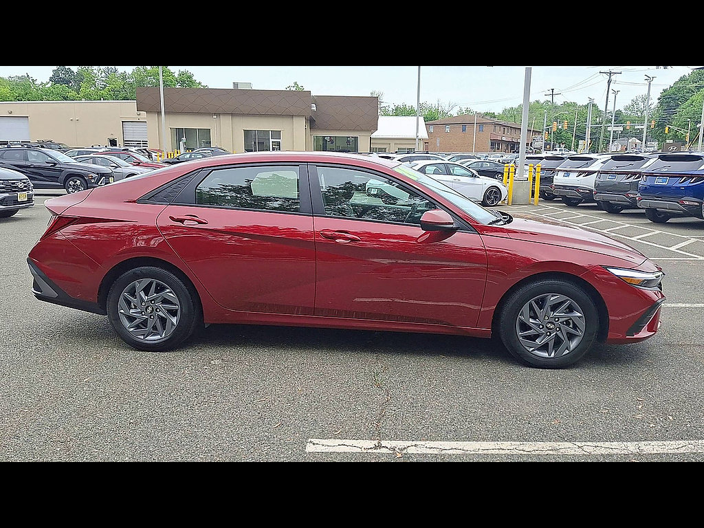 Certified 2024 Hyundai Elantra Blue FWD image 9