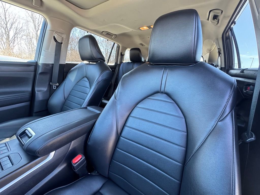 Used 2023 Toyota Highlander XLE AWD/4WD image 21