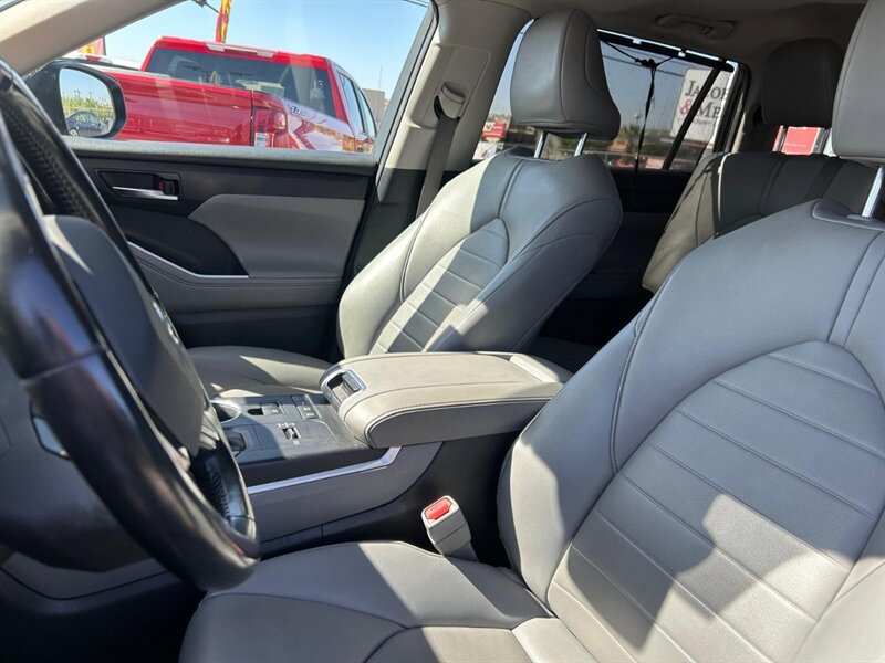 Used 2020 Toyota Highlander XLE AWD/4WD image 34