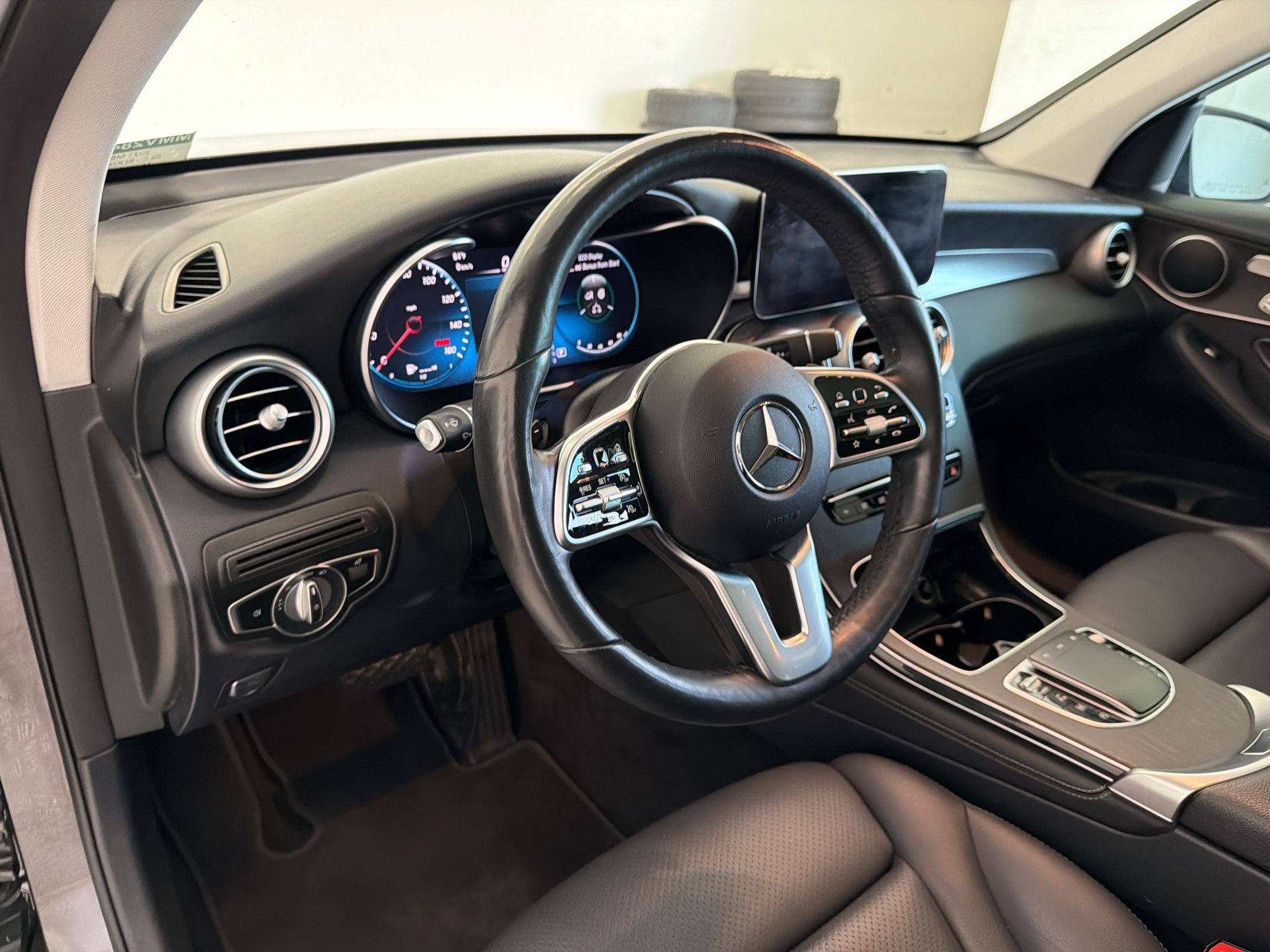 Used 2021 Mercedes-Benz GLC 300 4MATIC image 4