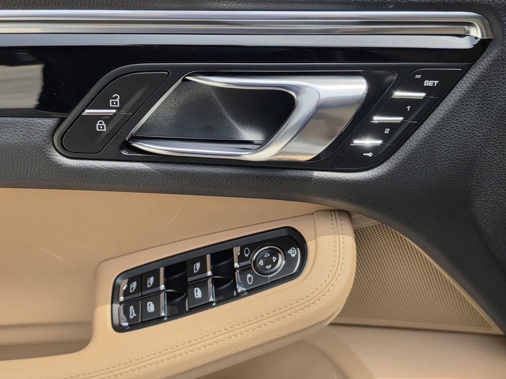 Certified 2025 Porsche Macan image 19