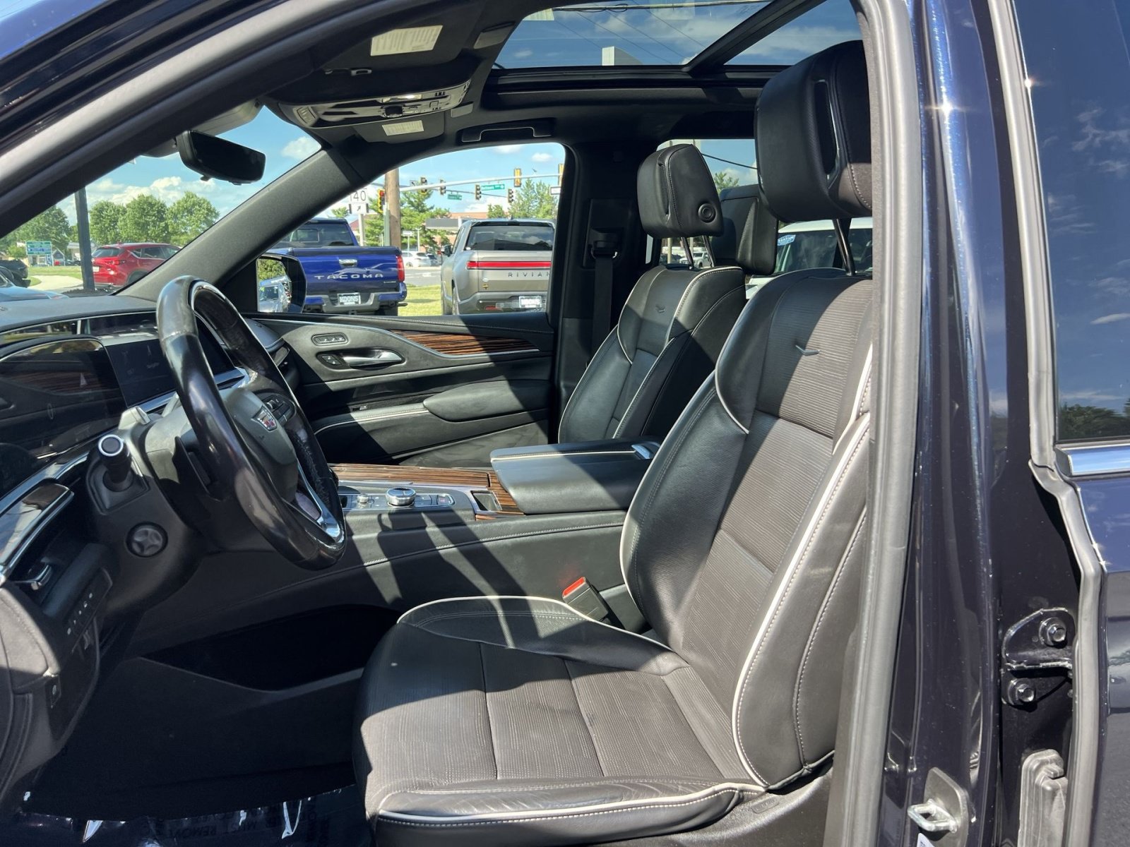 Used 2023 Cadillac Escalade Premium Luxury w/ LPO, Floor Liner Package AWD/4WD image 13