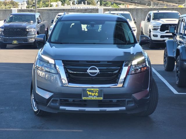 Used 2025 Nissan Pathfinder SL FWD image 2