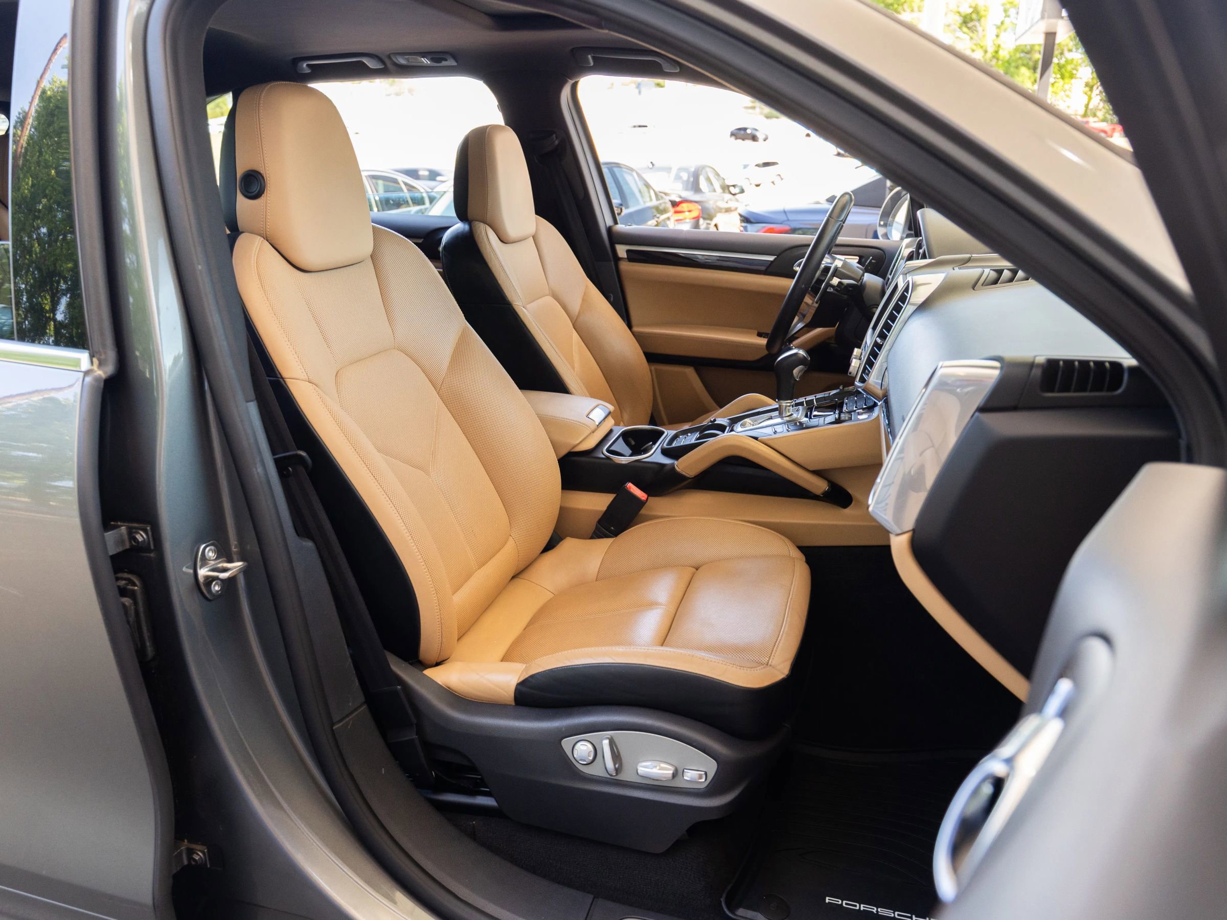 Used 2016 Porsche Cayenne w/ Premium Package AWD/4WD image 20