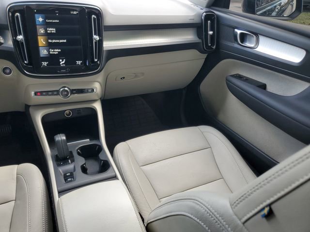 Used 2021 Volvo XC40 T4 Momentum w/ Premium Package image 15