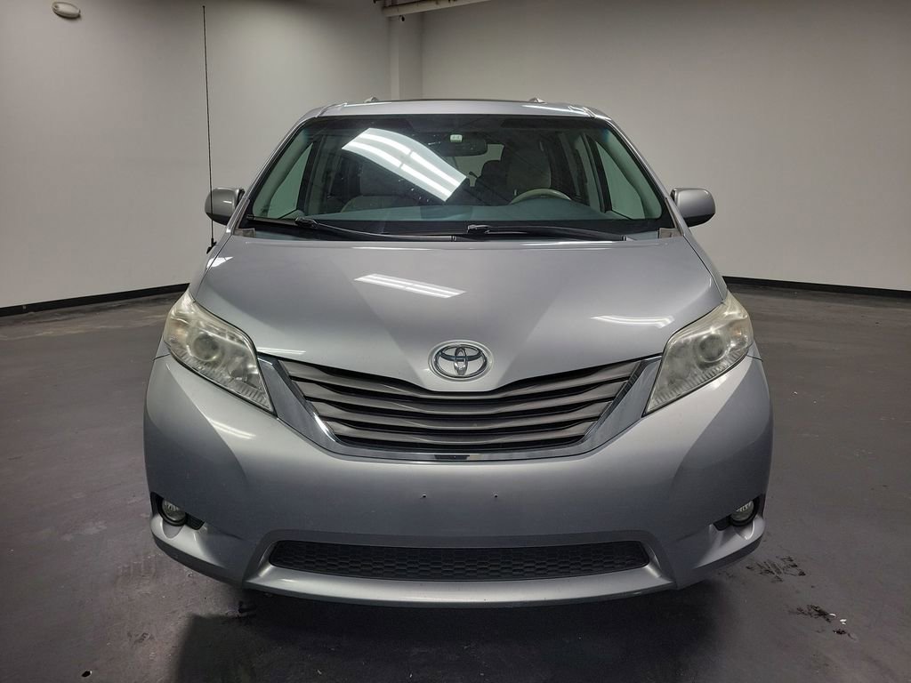 Used 2014 Toyota Sienna XLE image 2