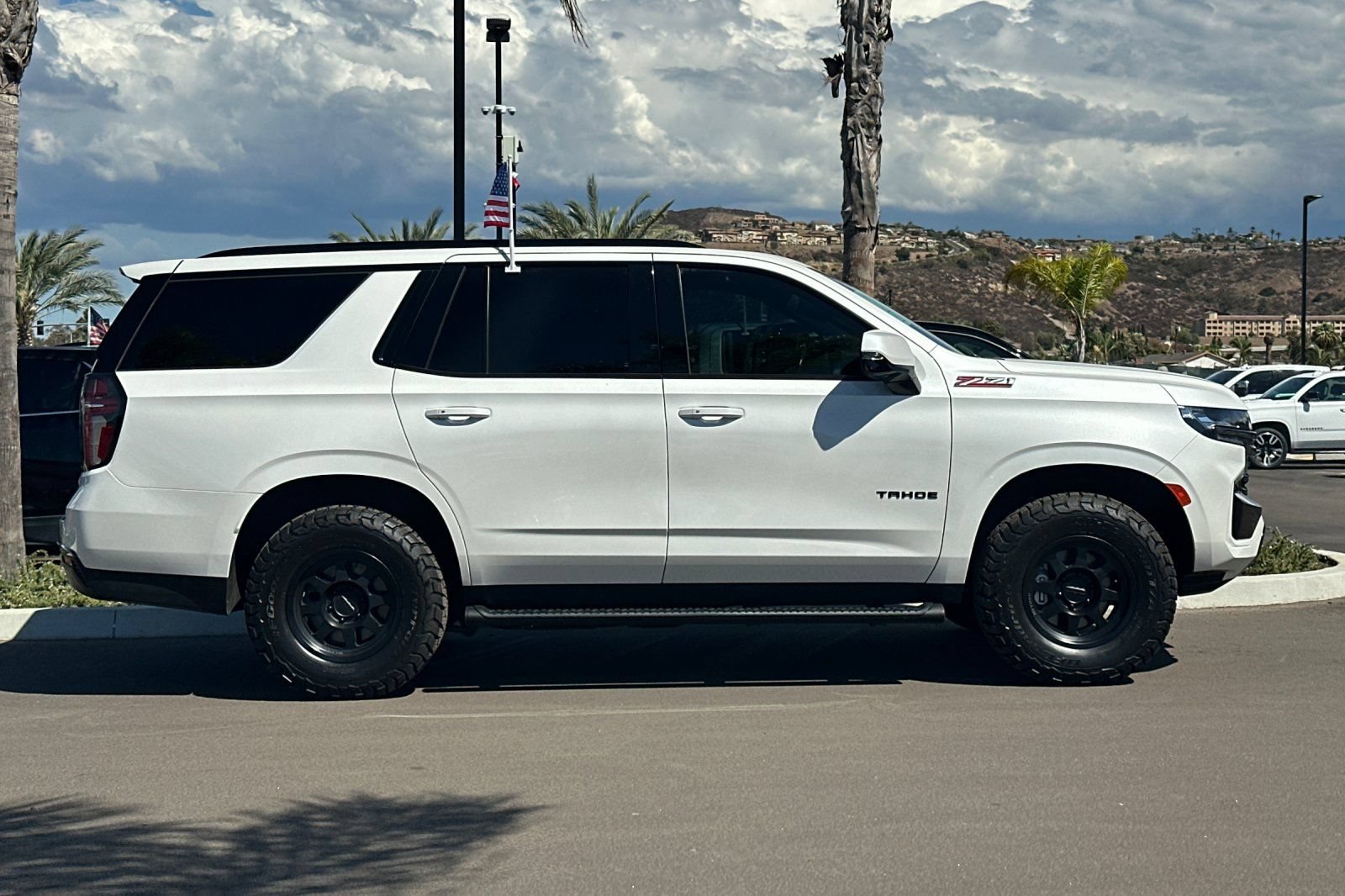 Used 2021 Chevrolet Tahoe Z71 w/ Luxury Package AWD/4WD image 3