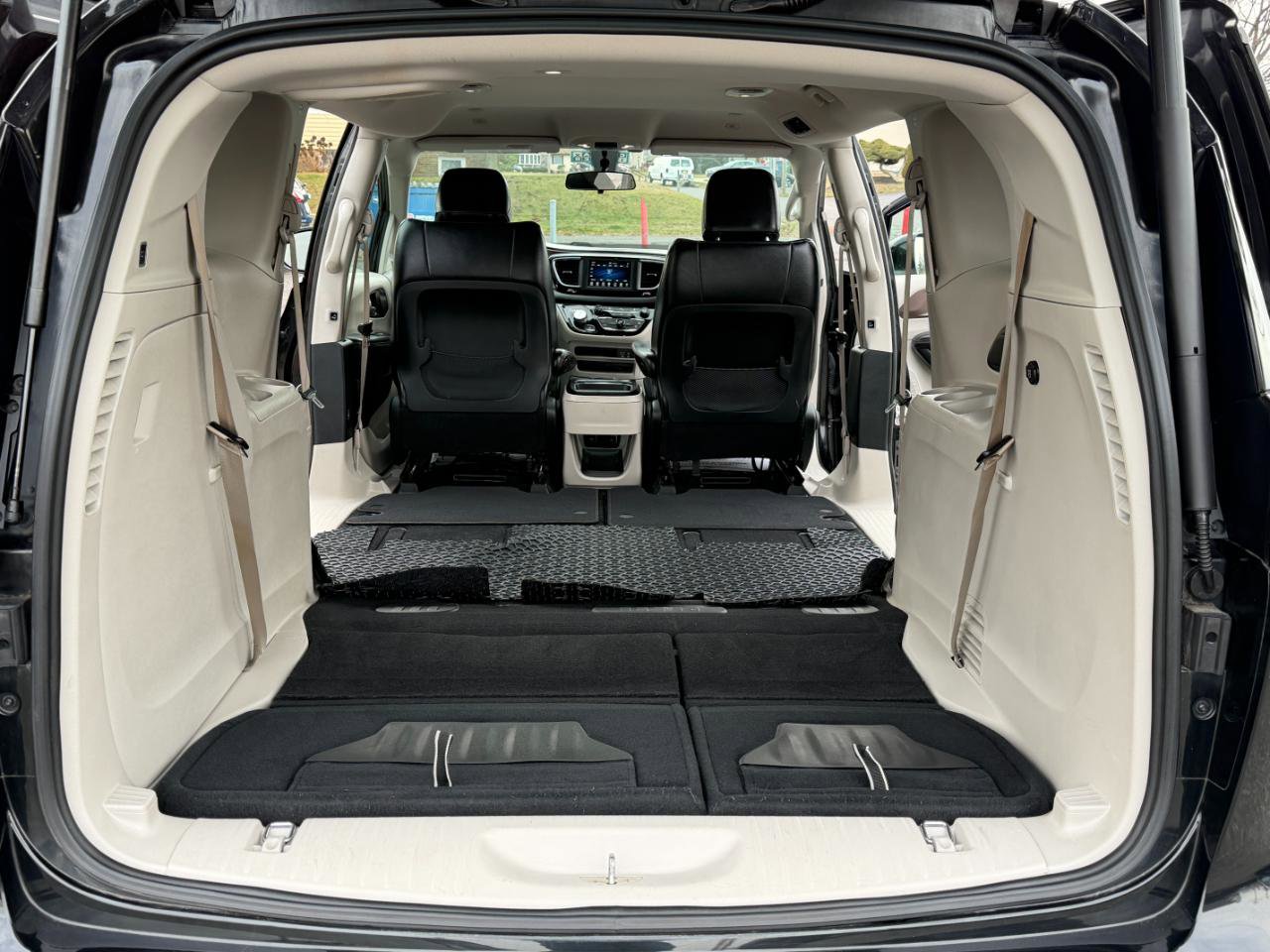 Used 2018 Chrysler Pacifica Touring-L image 34