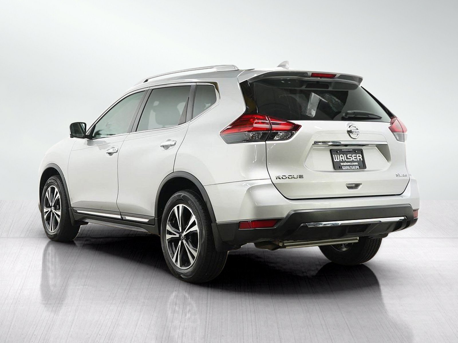 Used 2017 Nissan Rogue SL w/ SL Premium Package AWD/4WD image 3