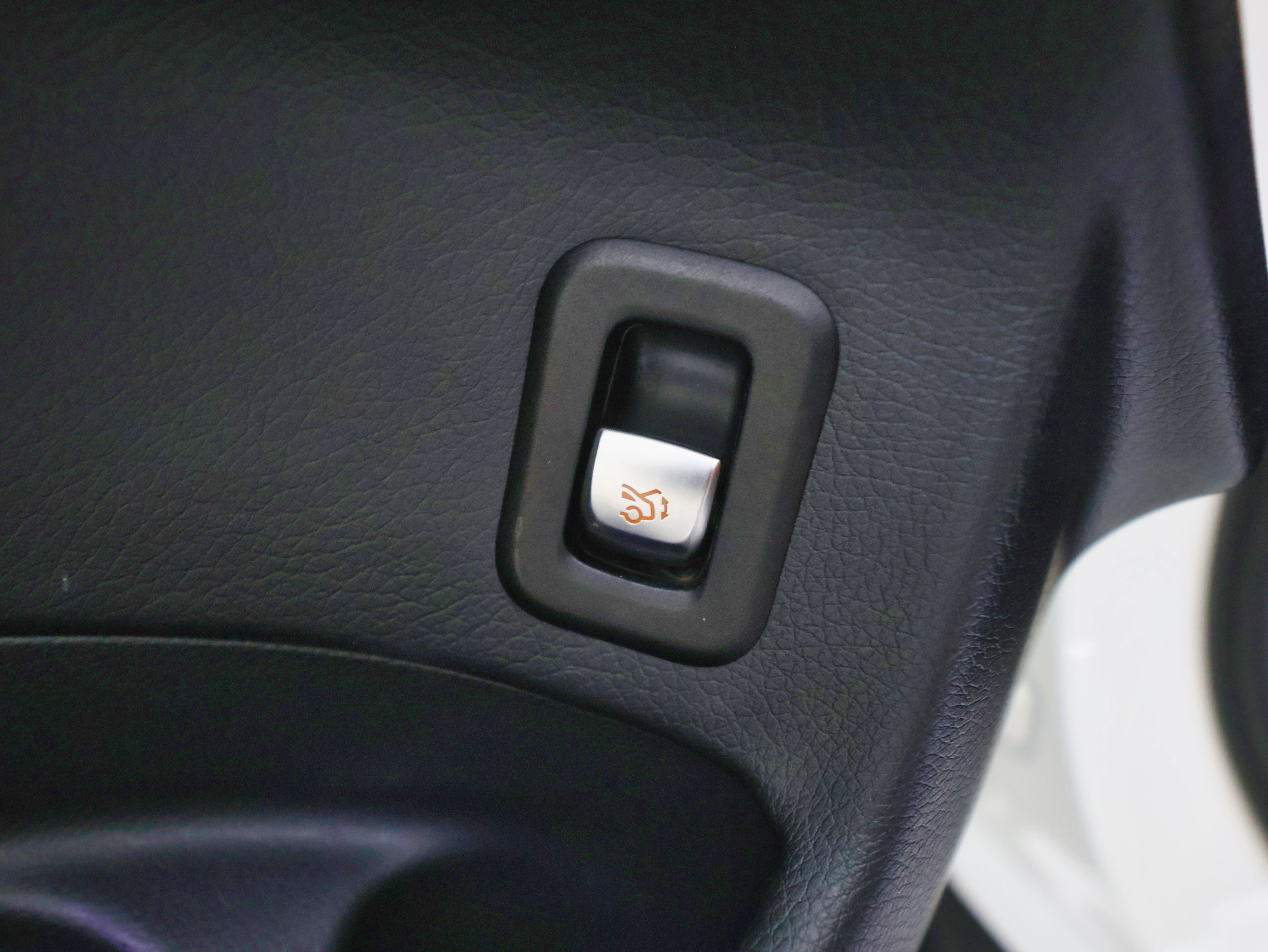 Used 2020 Mercedes-Benz GLC 300 4MATIC Coupe image 23