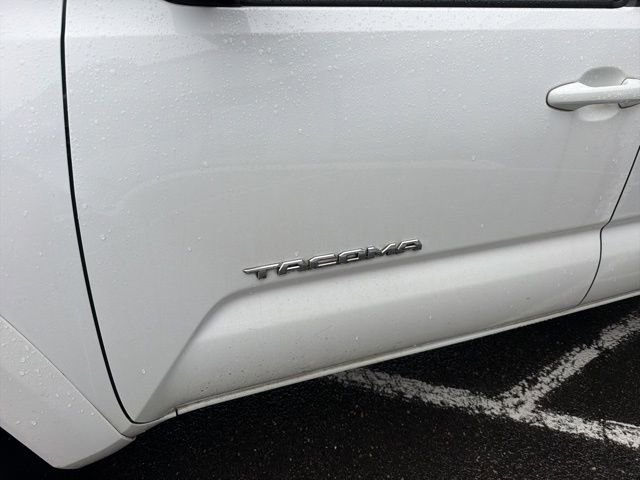 Used 2017 Toyota Tacoma SR5 w/ SR5 Appearance Package (SM) image 4