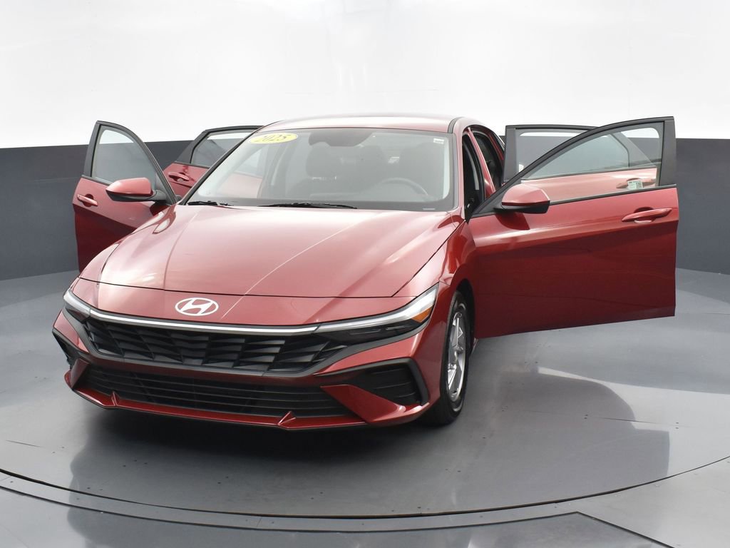 Used 2025 Hyundai Elantra SE image 30