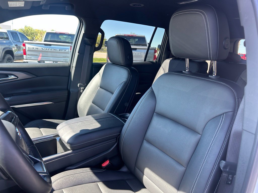 Used 2025 Chevrolet Traverse LT FWD image 16