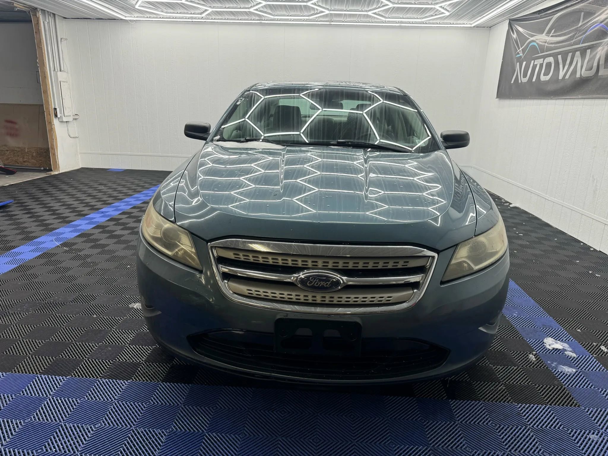 Used 2010 Ford Taurus SE image 4