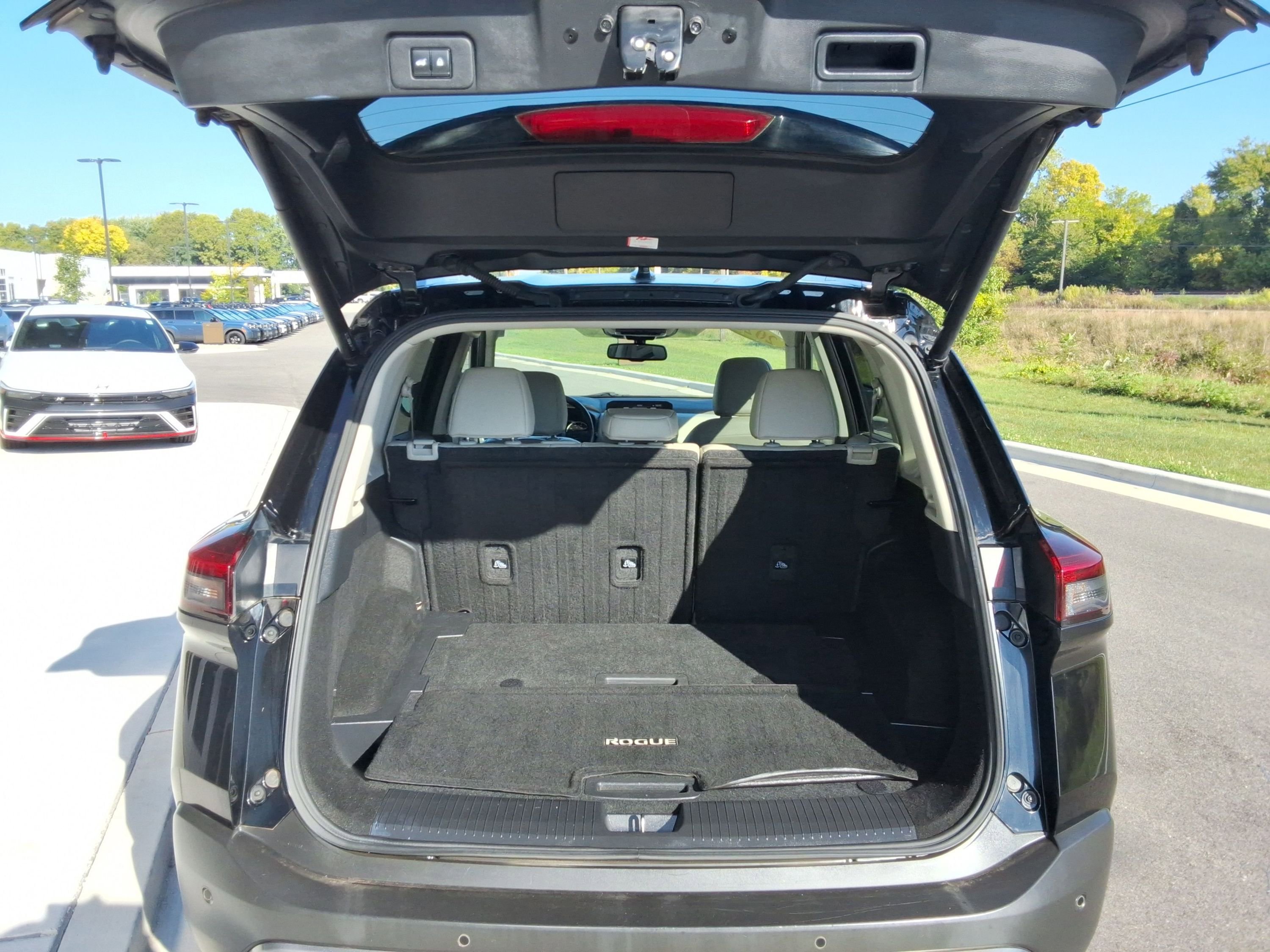 Used 2023 Nissan Rogue SL w/ SL Premium Package image 31