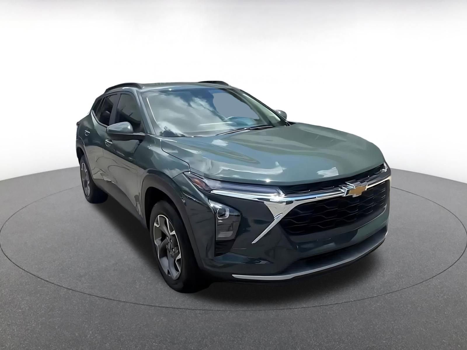 Used 2025 Chevrolet Trax LT FWD image 3