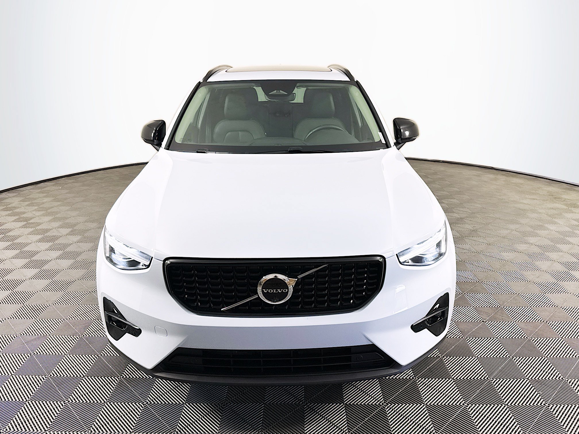 Used 2026 Volvo XC40 B5 Plus AWD/4WD video 2