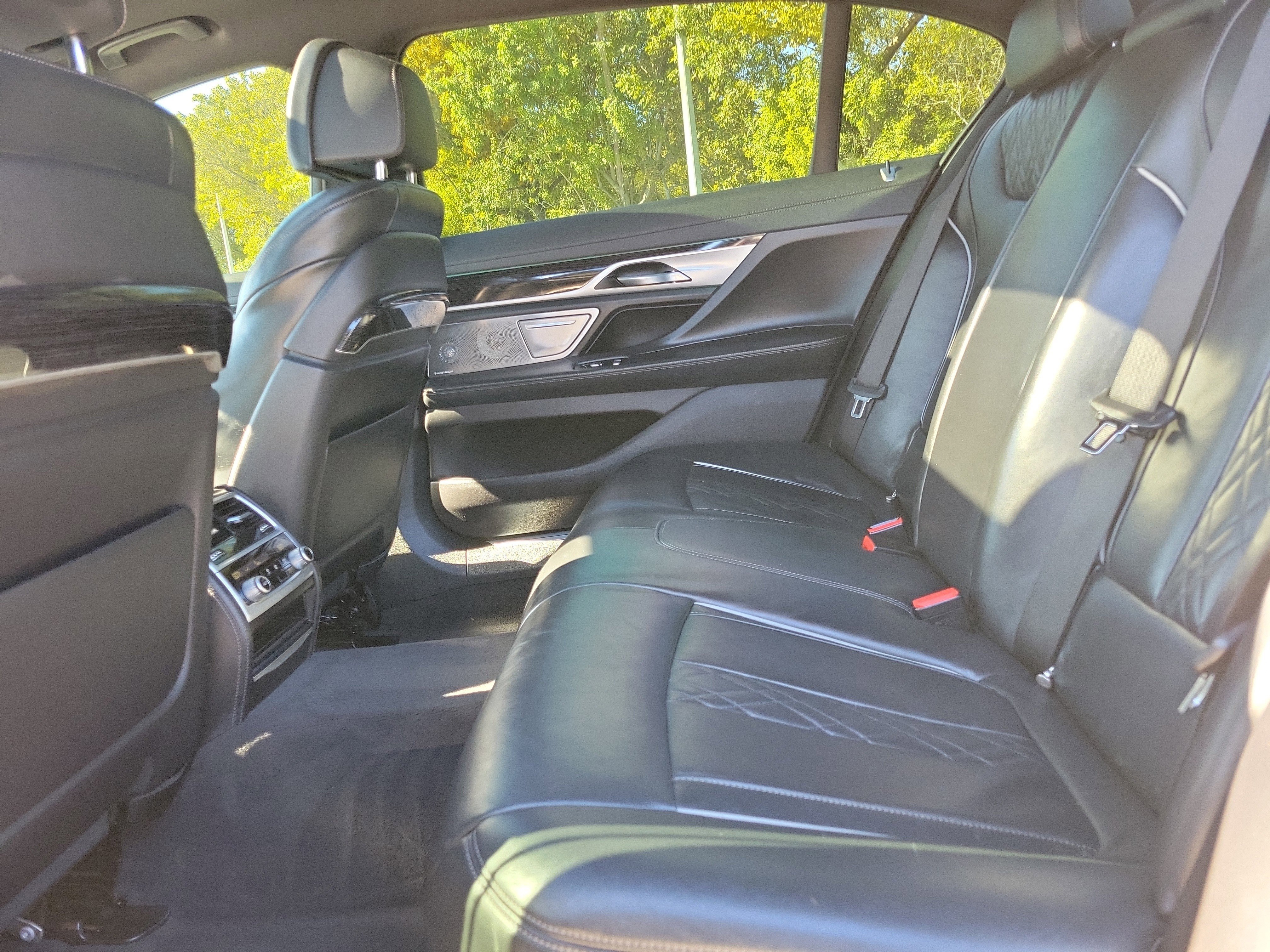 Used 2021 BMW 750i xDrive w/ M Sport Package image 17