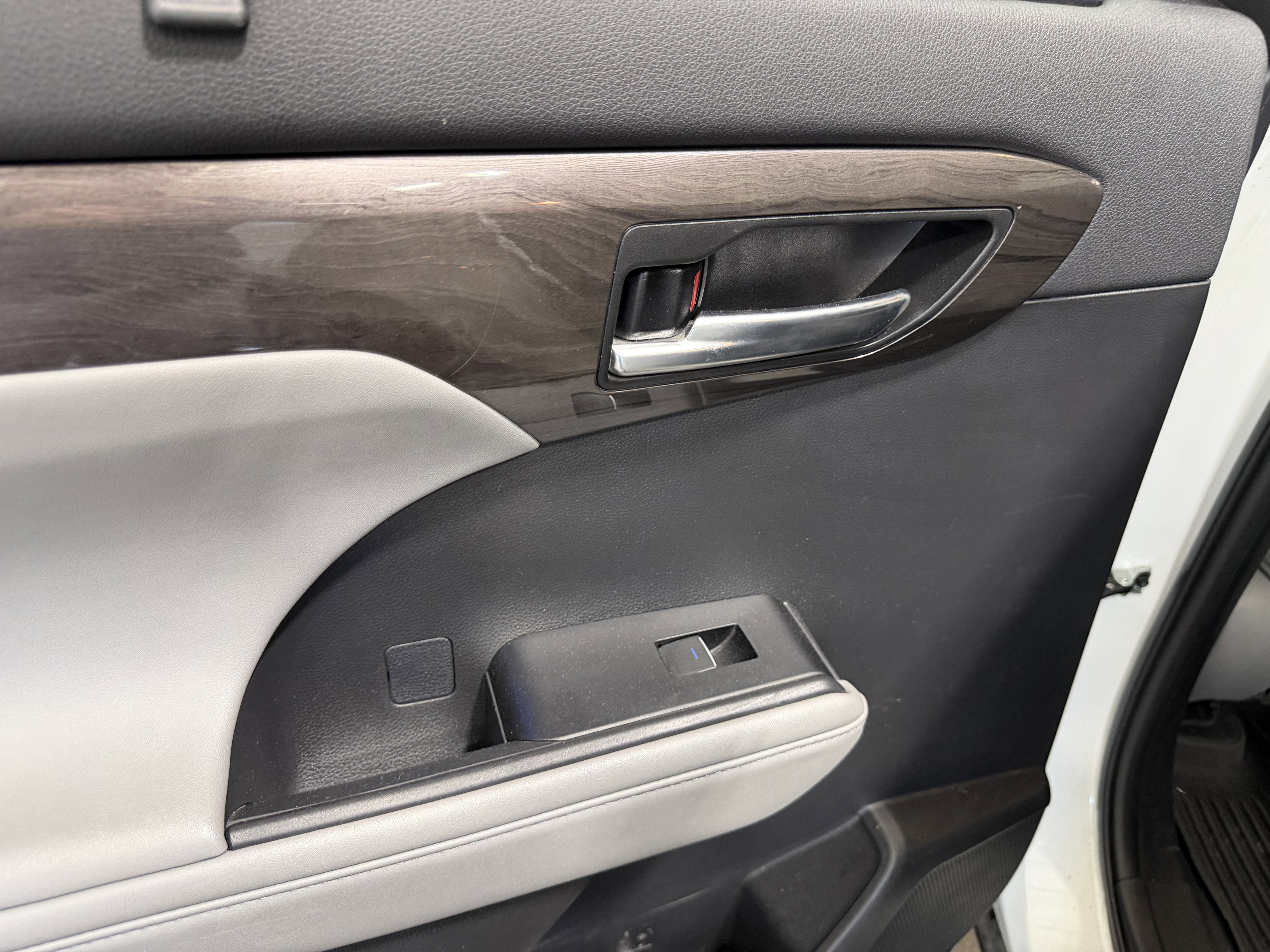 Used 2022 Toyota Highlander Platinum AWD/4WD image 27