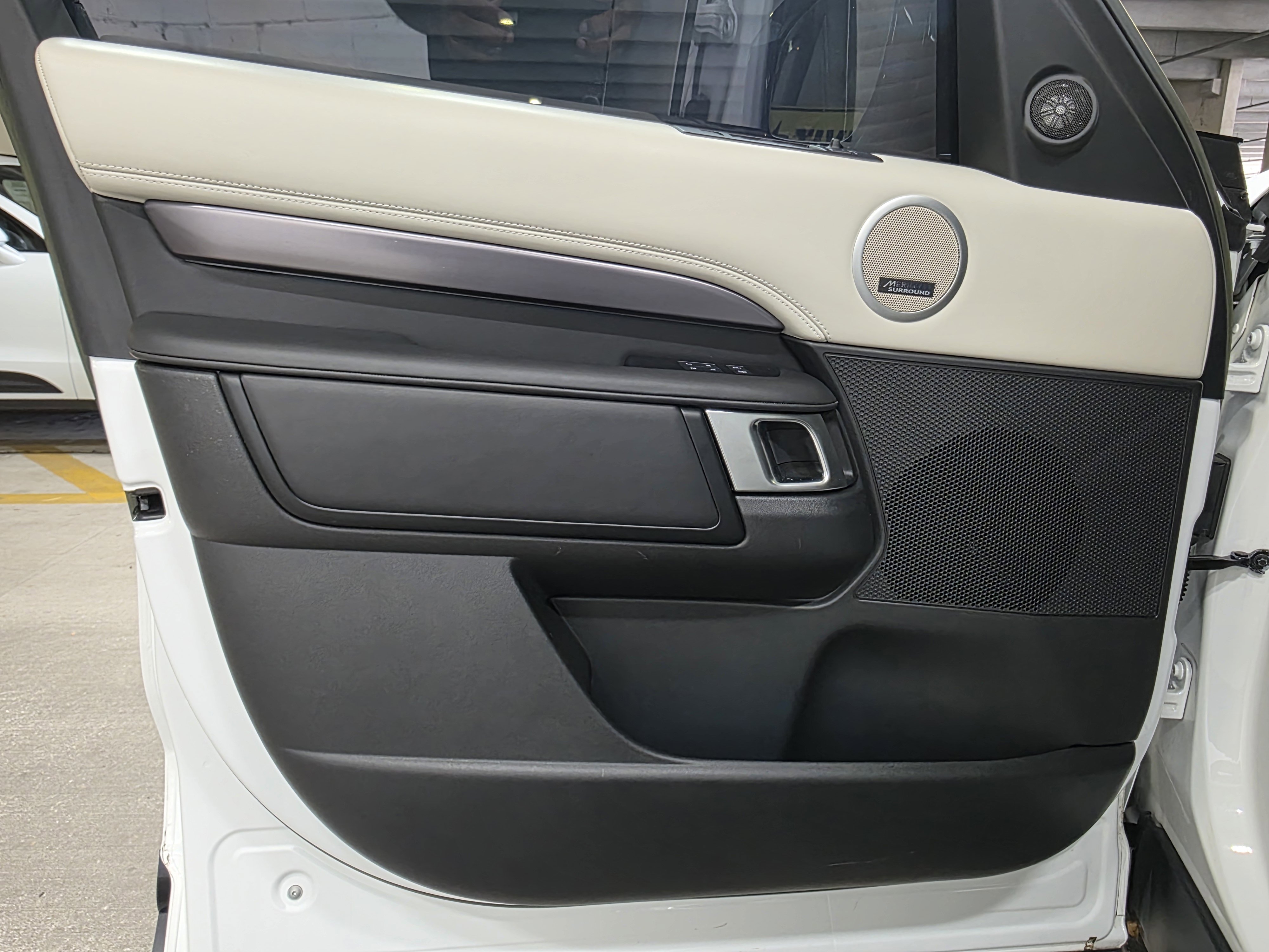 Used 2024 Land Rover Discovery Metropolitan Edition image 20