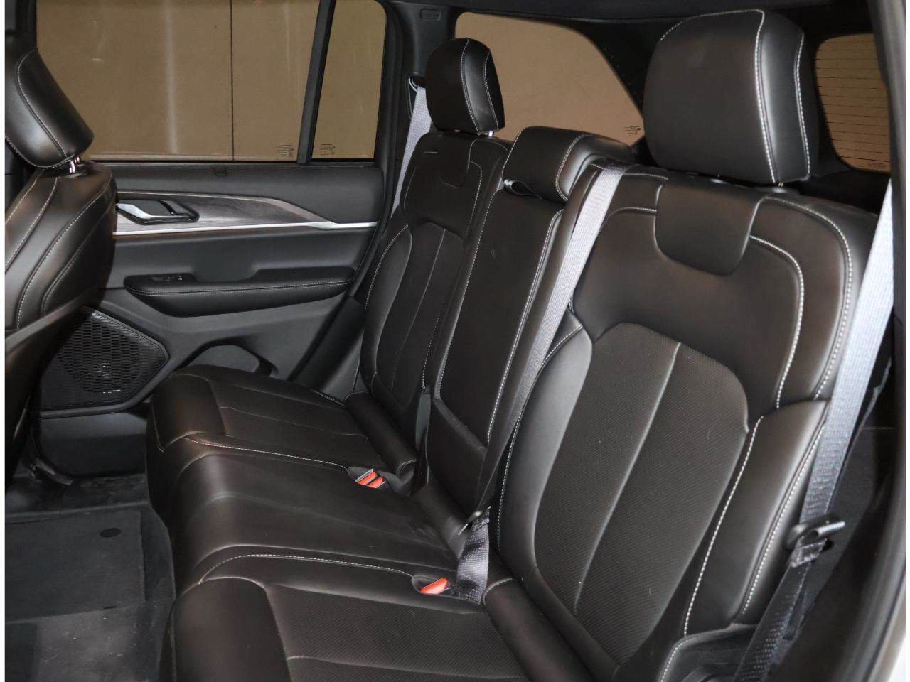 Used 2025 Jeep Grand Cherokee Limited w/ Luxury Tech Group II RWD image 15