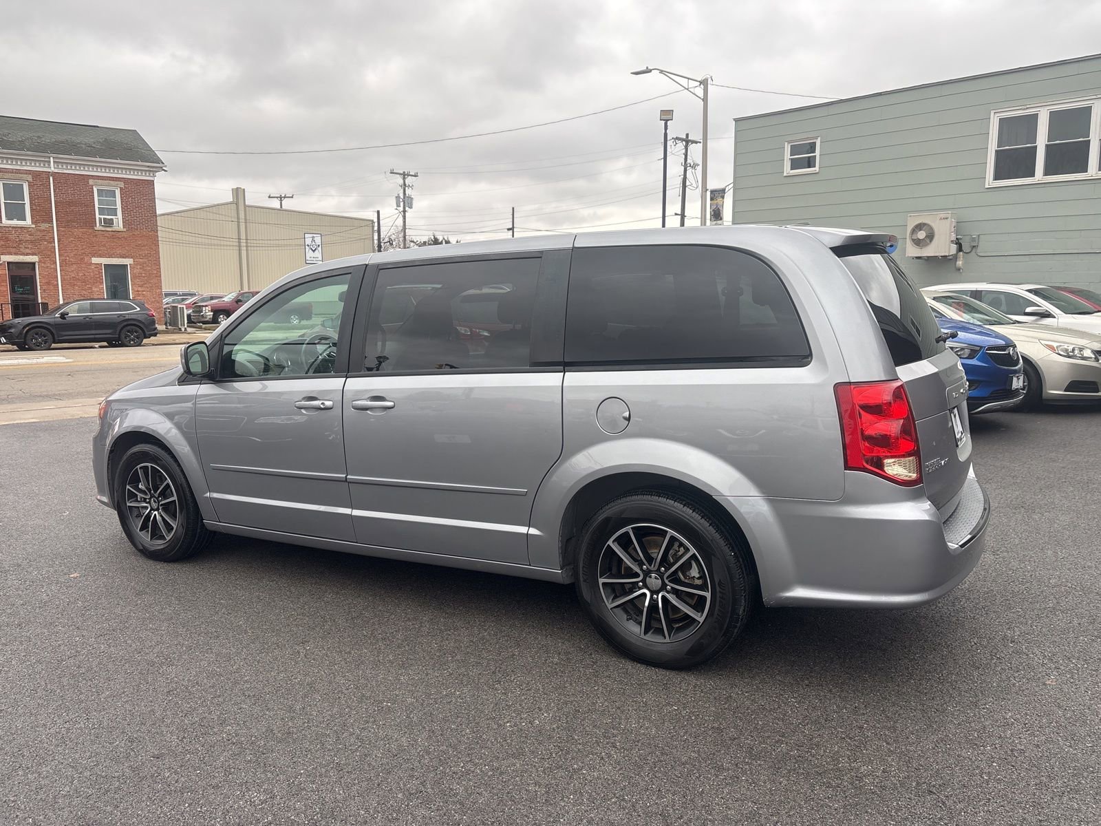 Used 2016 Dodge Grand Caravan SXT image 2
