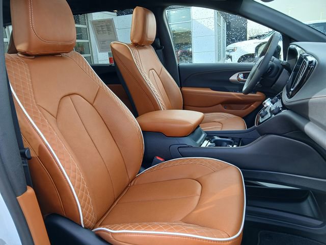 Used 2025 Chrysler Pacifica Pinnacle image 14