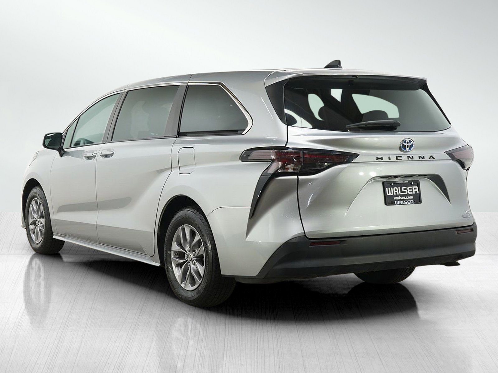 Used 2024 Toyota Sienna LE FWD image 5