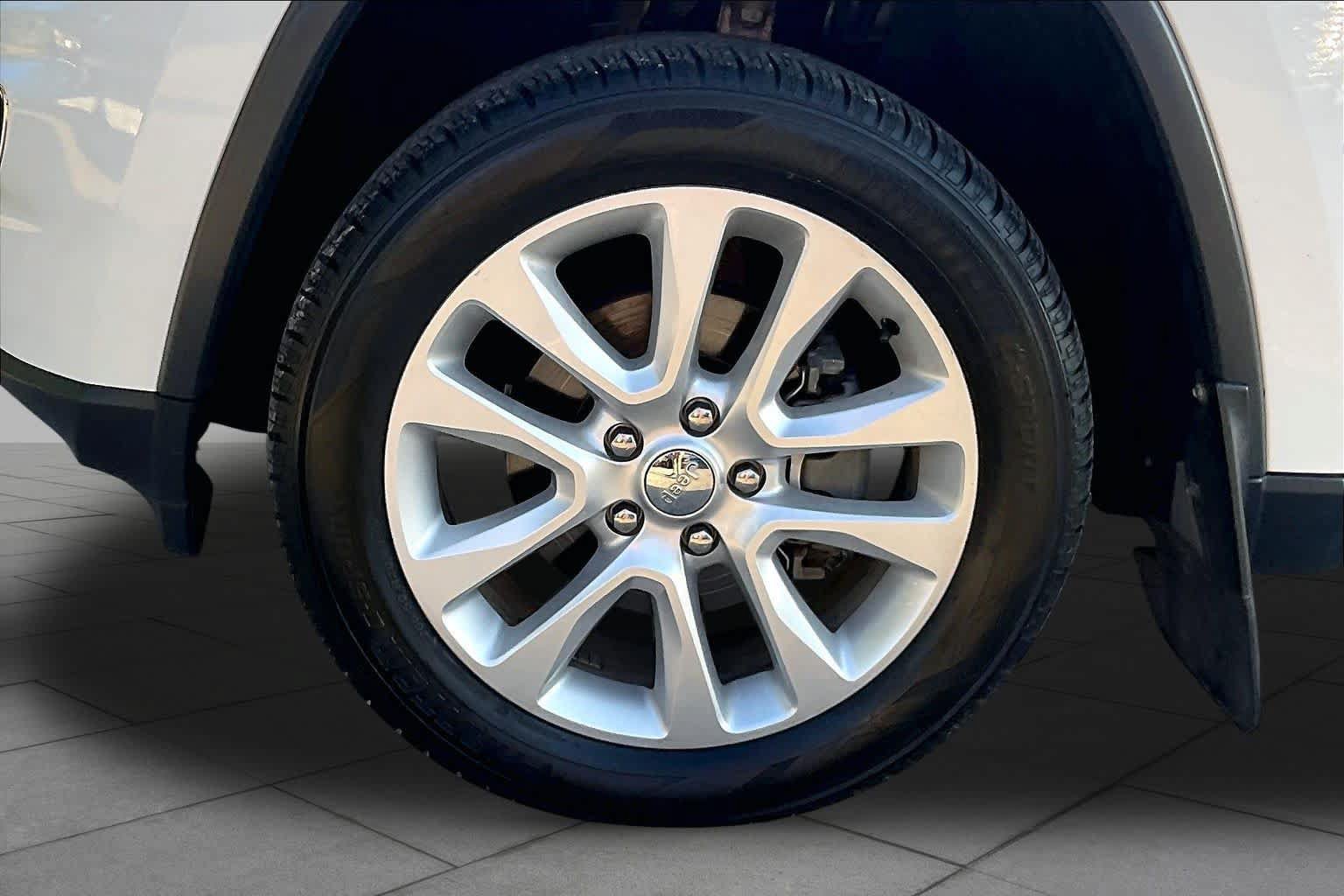 Used 2017 Jeep Grand Cherokee Limited AWD/4WD image 10