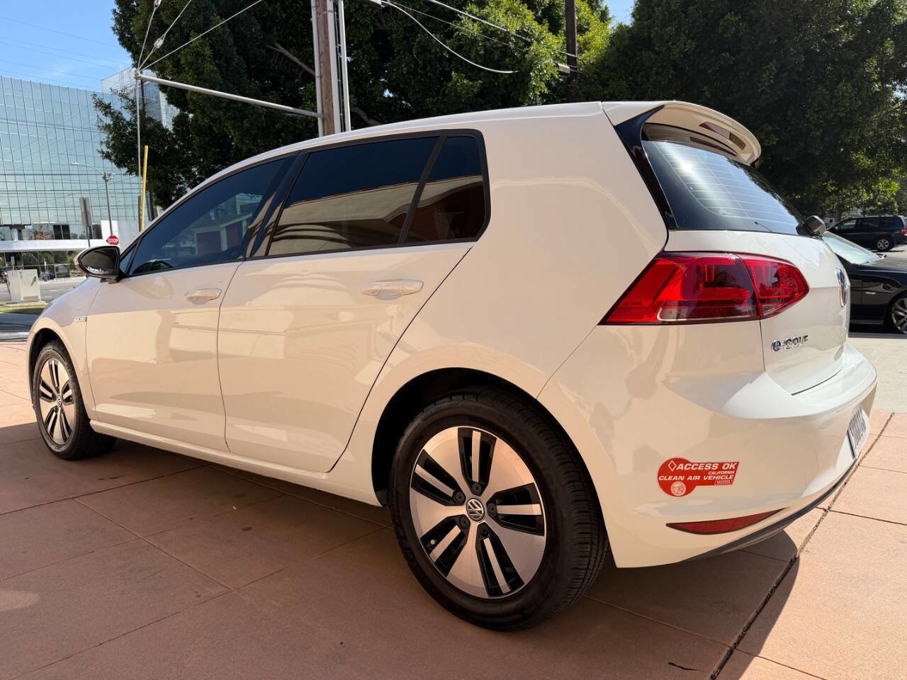 Used 2016 Volkswagen e-Golf SE w/ DC Fast Charging Package FWD image 3