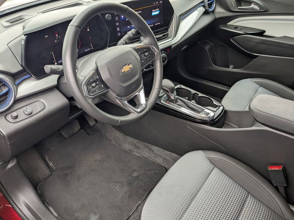 Used 2025 Chevrolet Trax LT w/ LT Convenience Package image 14