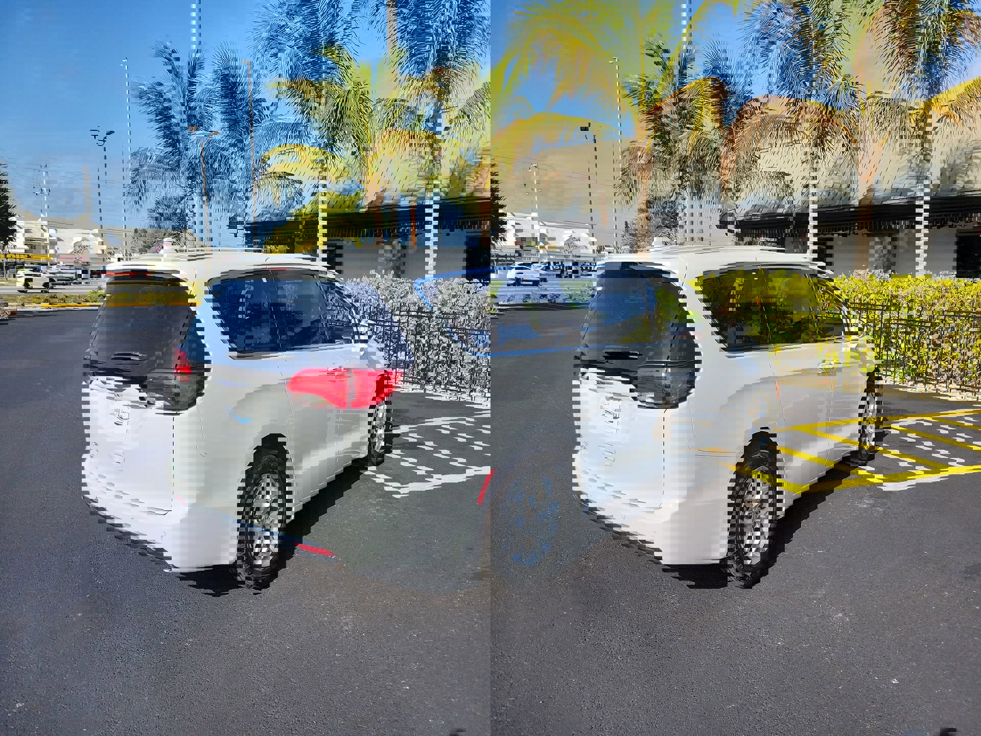 Used 2020 Chrysler Pacifica Touring w/ Tire & Wheel Group image 6