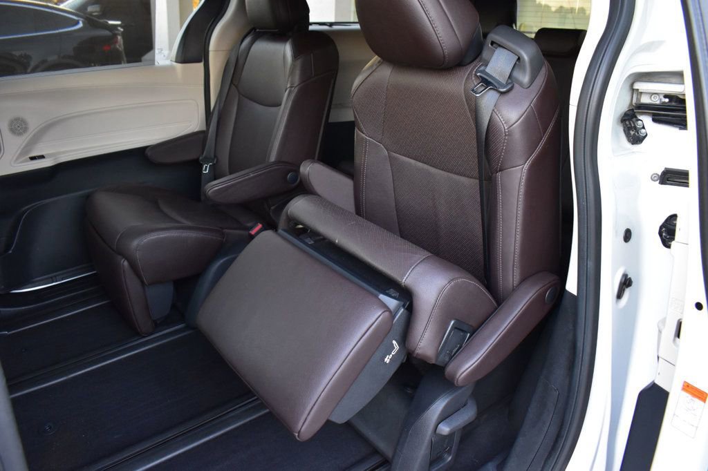 Used 2022 Toyota Sienna Platinum image 26
