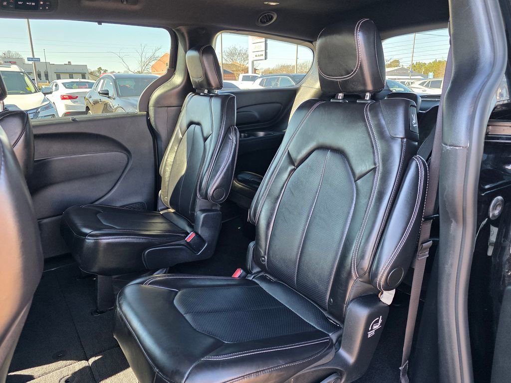 Used 2025 Chrysler Pacifica Select image 26