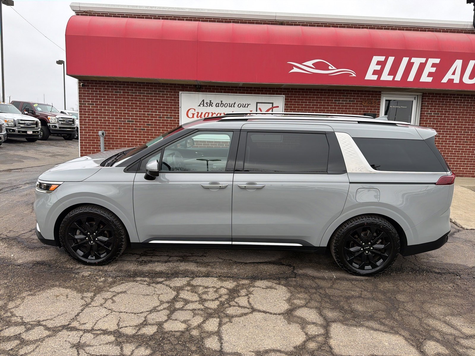 Used 2024 Kia Carnival SX Prestige image 2