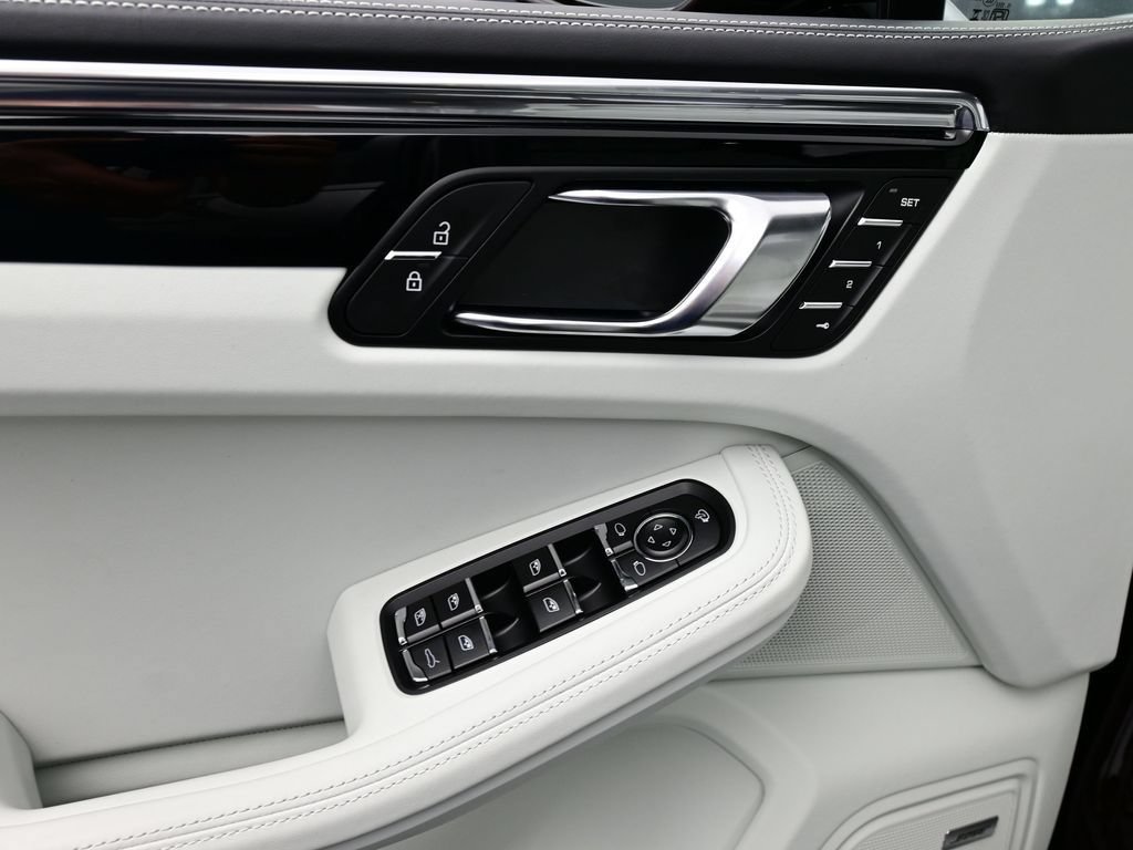 Certified 2026 Porsche Macan AWD/4WD image 15