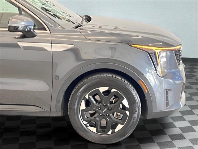 Used 2024 Kia Sorento S image 6